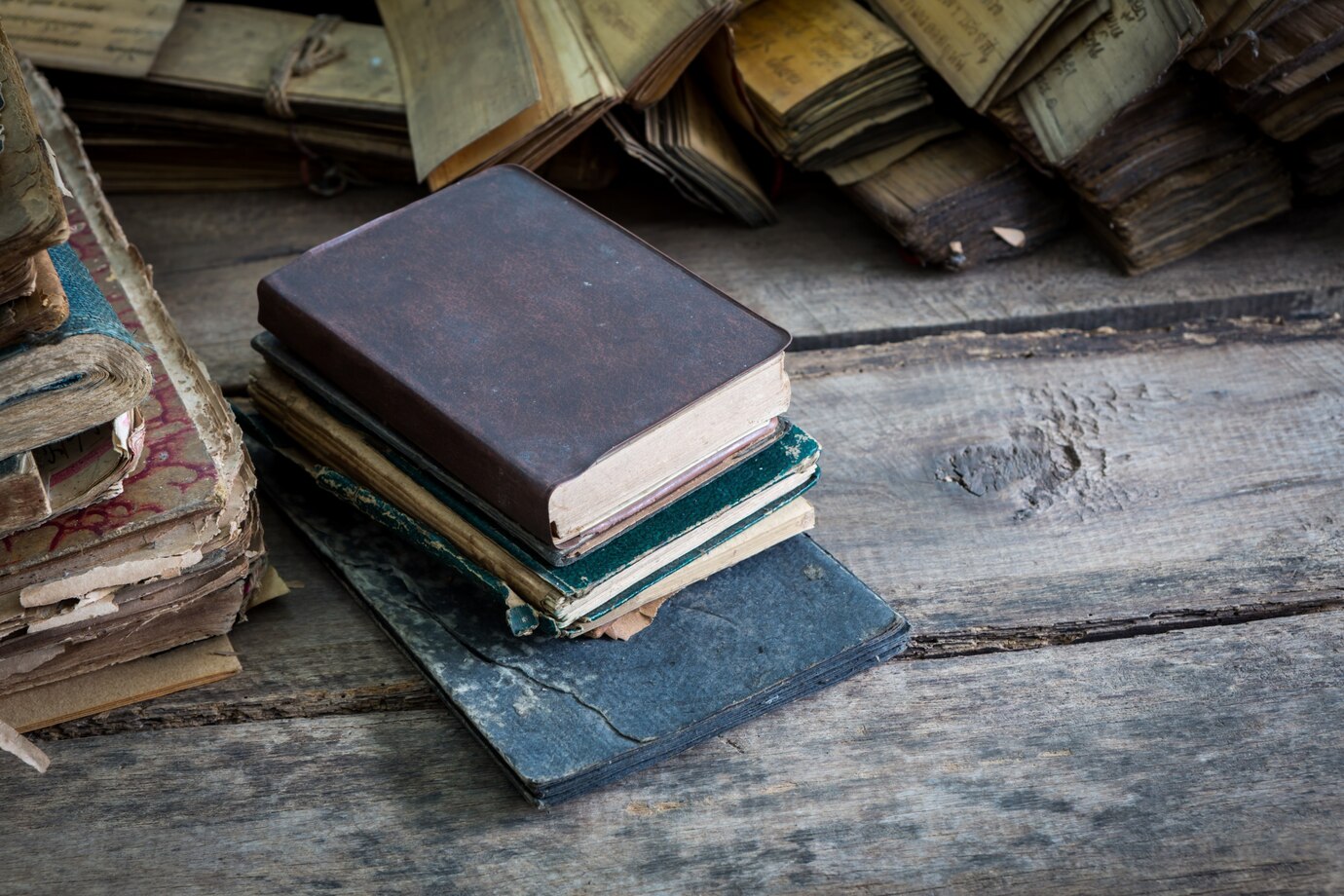 books-piled-up-on-a-wooden-floor_1232-536.jpg